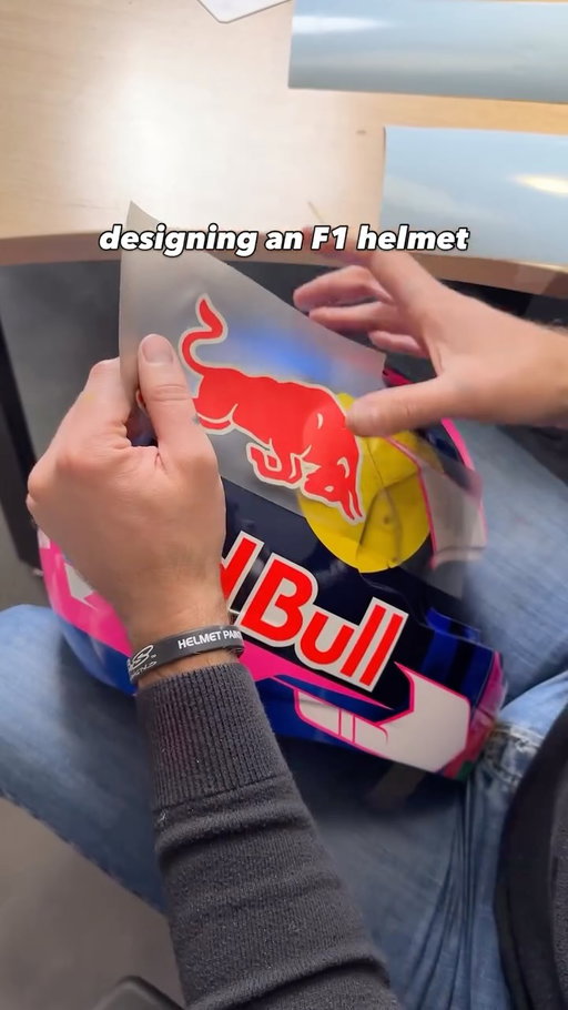 a true work of art 🎨

🤝: @visacashapprb, @redbullmotorsports & @tetris_official 

#redbull #givesyouwiiings #energydrink #redbullhelmet #f1 #tetris