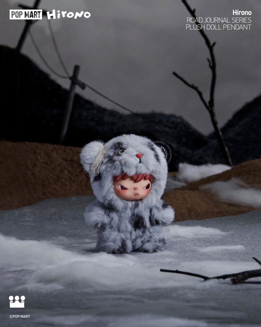 🛣️𝐇𝐢𝐫𝐨𝐧𝐨 sets off with his old teddy.
Rain, sea, wind—every place leaves a trace.

The world changes, but the teddy never leaves his side.

𝐇𝐢𝐫𝐨𝐧𝐨 𝐑𝐨𝐚𝐝 𝐉𝐨𝐮𝐫𝐧𝐚𝐥 𝐒𝐞𝐫𝐢𝐞𝐬- 𝐏𝐥𝐮𝐬𝐡 𝐃𝐨𝐥𝐥 𝐏𝐞𝐧𝐝𝐚𝐧𝐭 𝐁𝐥𝐢𝐧𝐝 𝐁𝐨𝐱
𝐑𝐞𝐥𝐞𝐚𝐬𝐞 𝐝𝐚𝐭𝐞: 𝐃𝐞𝐜 𝟏𝟗𝐭𝐡. 𝟐𝟎𝟐𝟓

To determine the local release time, please refer to the local POP MART account or channel in each respective country or region.

#POPMART #hirono #roadjournal #plush #pendant #blindbox #arttoy #road #accompany #friends #adventure #mood