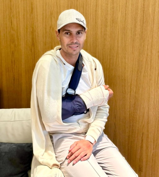 Me parece que no podré jugar el @australianopen en enero 😂 
He tenido que someterme a una intervención en la mano por un problema que venía arrastrando desde años, pero espero estar bien pronto 🤗 

Looks like I won’t be able to play the @AustralianOpen 2026 😂
I had to undergo hand surgery because of an issue I’d been dealing with for a long time, but I hope to be fine soon 🤗