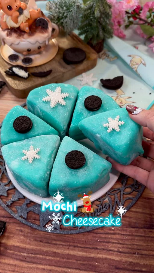 🩵 MOCHI CHEESECAKE ✨ 
⁣
✨ En nuestro último viaje a Japón descubrimos tartas cubiertas de masa de mochi 😂, como esta. Así que como no puedo evitar intentarlo en casa, hoy tenemos 2X1 en receta: tarta de oreo sin horno y masa de mochi. 

💖 INGREDIENTES 
🍰 TARTA DE OREO (molde 15x15 cm) 
➖ 8-9 galletas oreo para la base (y un par más de relleno) + 30 gr de mantequilla 
➖ 270 gr de queso crema 
➖ 6 gr de endulzante yummy vainilla (o 60 gr de azúcar)
➖ 4 gr de gelatina
➖ esencia de vainilla
➖ 270 ml de nata
🩵Mochi
➖ 180 ml de leche
➖ 20 gr de aceite de coco
➖ 5 gr de endulzante yummy vainilla (o 50 gr azúcar)
➖ 100 gr de harina de arroz glutinoso
➖ 30 gr maizena
➖ esencia de vainilla
➖ colorante alimentario opcional 

🩵 Prepara la tarta y déjala enfriar en la nevera mínimo 2 horas
🩵 Prepara la masa del mochi, mete en el microondas 3 minutos a intervalos de 1 minuto (remueve entre medias) y deja enfriar antes de amasar y estirar
🩵 conserva en la nevera 

⁣
⁣
⁣  #recetasburpee_vet  #postres