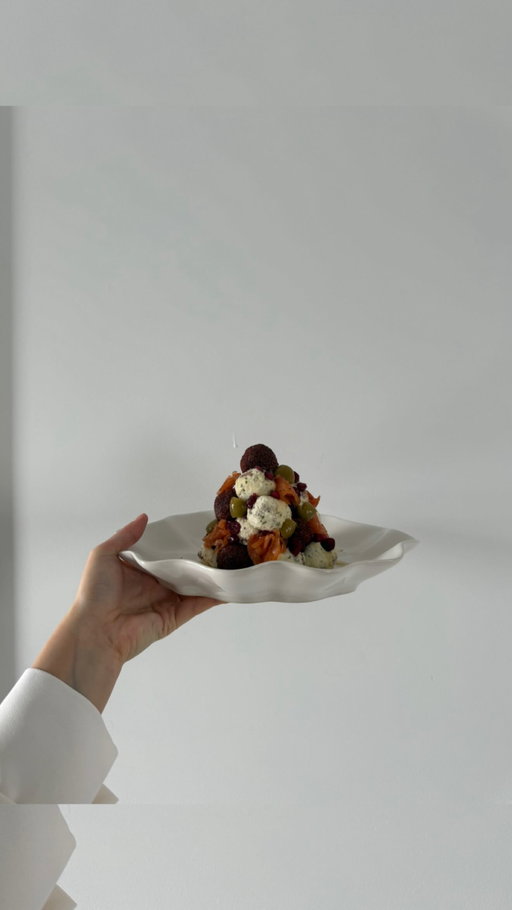 ✨L’apéro des fêtes le plus simple et le plus élégant! 

Le fromage à la crème porte le logo de la Vache Bleue, qui garantit que c’est fabriqué avec du lait 100 % canadien, produit selon les normes les plus élevées au monde @dairyfarmersofcanada

Des petites boules de fromage roulées dans le sumac et le zaatar, montées en mini sapin. Simple, festif et parfait pour recevoir 🎄✨

Joyeuses fêtes à tous, amusez-vous en cuisine!

Inspiration recette : @louloukitchen_ (the best) 🥹❤️

#AcheterCanadien

AD