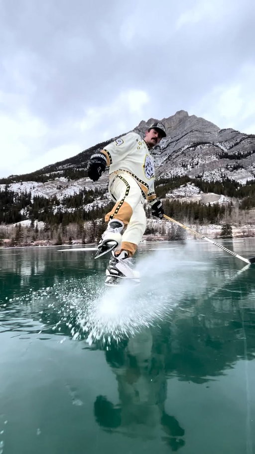 Let it snow❄️

🤳: @jortomedia 
•

•

•
#hockey #hockeyplayer #hockeyreel #odr #odrheaven #outdoorrink #canmore #bowvalley #wildice #explorealberta