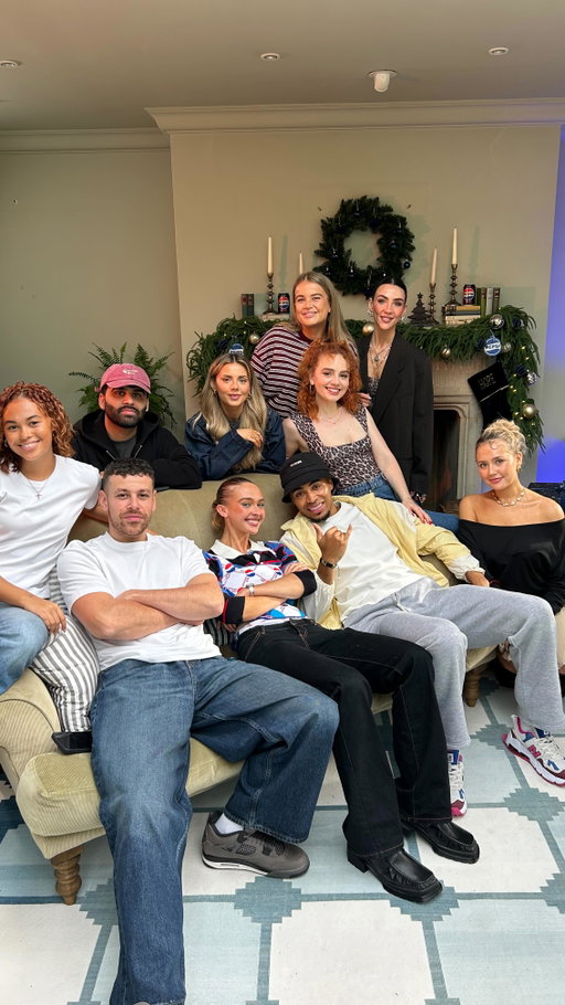 A little sneak peek at what happens when you stick a load of influencers in a massive house for Christmas 🤶🏻❄️ a special mention for Paris’s coat please because OMG 😍 @pepsiuk’s MM first episodes out now!