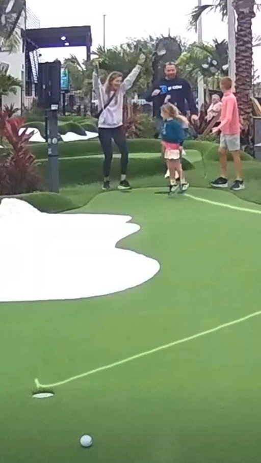 Tag a friend that could use a putting lesson from her 👏 

Welcome to The One Club☝️