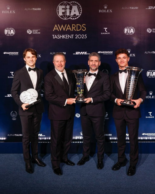 This team won it all 🏆

A mega evening together collecting our Constructors’ and Drivers’ trophies 🧡

#McLaren