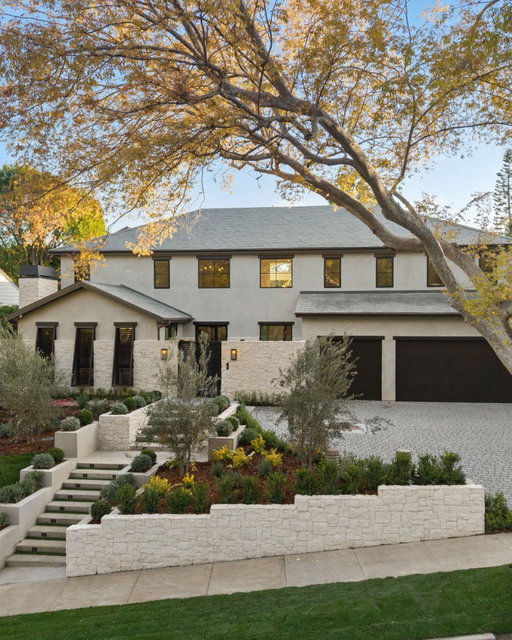 Custom-designed estate effortlessly combining contemporary sophistication with timeless elegance. Highlights include a chef’s kitchen with top-tier appliances, a dramatic family room with soaring ceilings, a resort-style backyard with a pool and ADU, and luxurious features like a home theater, wine cellar, and elevator. Set in one of Los Angeles’ most coveted neighborhoods, this property is the epitome of modern luxury and comfort.⁠
•⁠
•⁠
•⁠
•⁠
Represented by Los Angeles Agent Laura Brau⁠
10444 Charing Cross Road, Los Angeles, CA