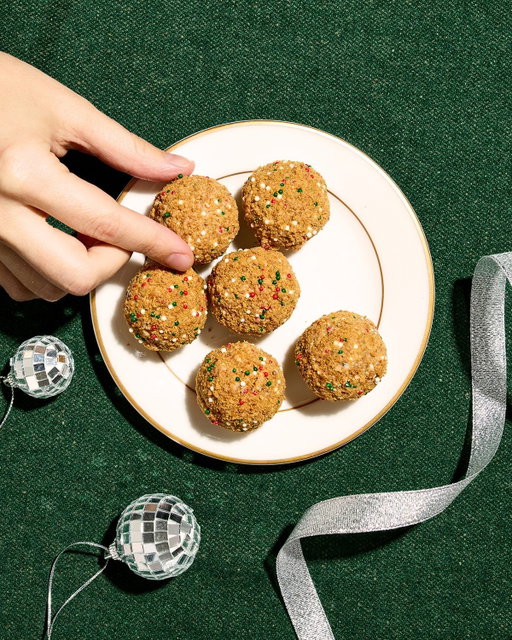 Surprise! Visit any @kendrascott store tomorrow, and get a FREE @milkbarstore Gingerbread Truffle! ✨🍪 

Just to spread a little joy and make holiday shopping even sweeter— enjoy an exclusive treat from Milk Bar only available in Kendra Scott stores from 12/13-12/14 (or while supplies last!) 

No purchase necessary! See you tomorrow! ✨👋