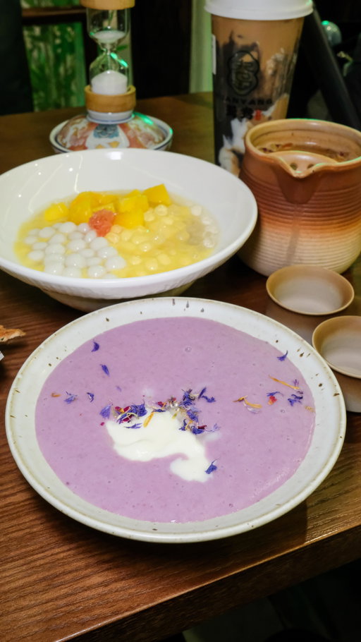 There’s a new Chinese dessert spot on 86th Street called Yuanyang, and it’s super spacious and affordable. It’s a pretty popular shop in Flushing and now they opened up a location in Brooklyn. I really liked the mango pomelo sago bowl and the rose stove-boiled milk tea, which is definitely enough to share. #brooklyndesserts #brooklynrestaurants #brooklynfood #nycdesserts