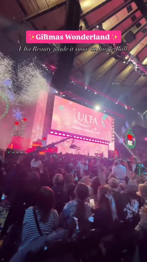 It was Giftmas Wonderland inside Jingle Ball all thanks to @ultabeauty surprising fans in the crowd with gifts + snow! 🎁✨💗 #ad