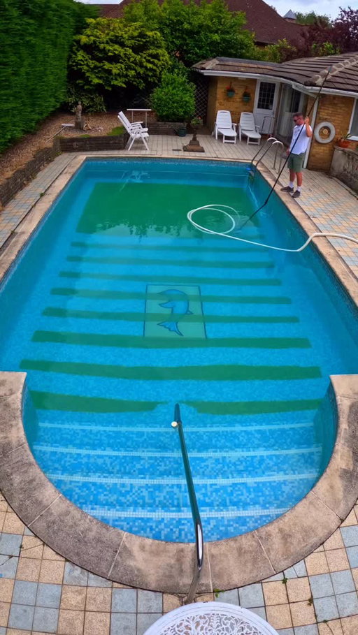 Tb to a nice clean up on this old school pool! 

#thep00lguy #hollayaboy #satisfying #oddlysatisfying