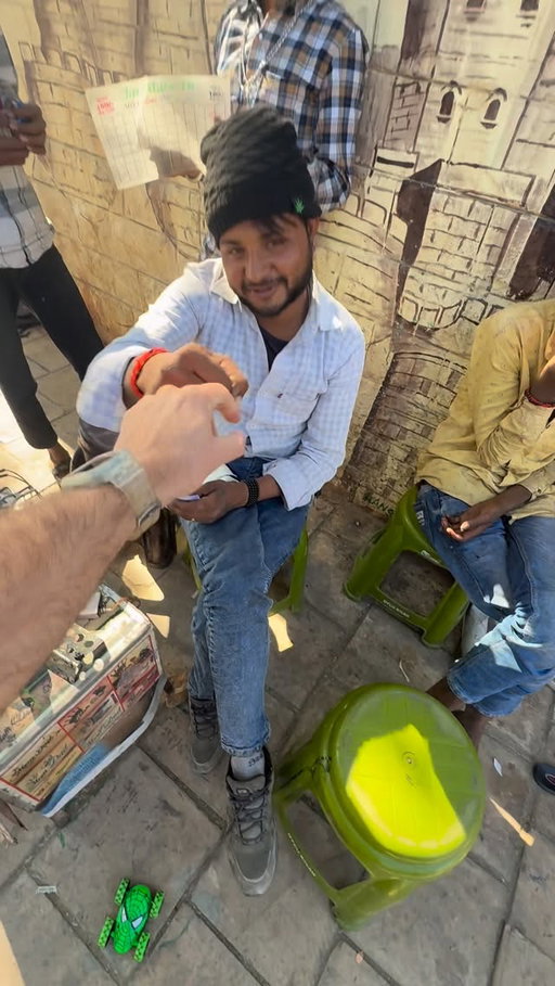 Tatuaje callejero en la India 🇮🇳

#tatuaje #india #tattoindia