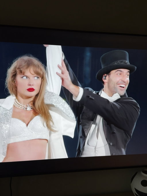 HAPPY BIRTHDAY @taylorswift ❤️ 
I’m endlessly grateful for you and for the 3 years we’ve shared together. You’re one of a kind ! 👑 🫶🏼