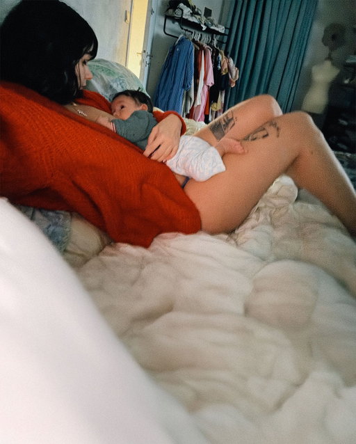 Mes jambes repliées sous le poids d’une autre vie, Elie ❤️
.
Un jour, je trouverai les mots, aussi, pour vous raconter ces femmes qui m’ont portée. 🙏🏻 ( @wonderboobs_ @balulustore )