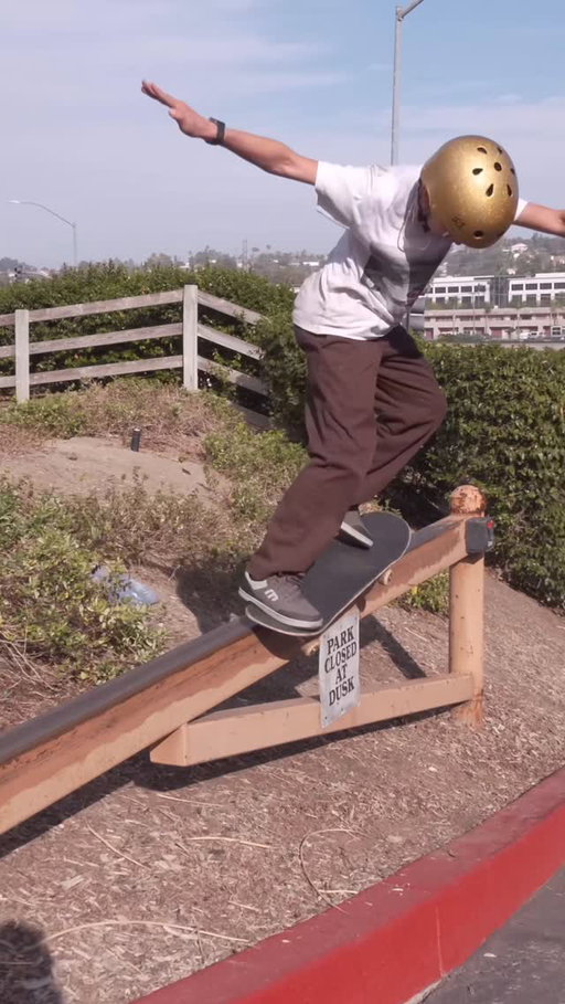 The streets!

🎥 @drpurpleteeth 

#skate #fun #s1helmets #street