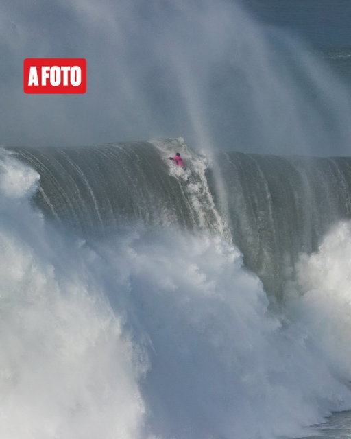 O que é, o que é… um pontinho rosa no meio de uma espumeira monstruosa? 

Um dos momentos mais SINISTROS do dia, protagonizado pelo vencedor de melhor performance masculina @lucaschumbo , em Nazaré 🫣

A gente avisou que era o maio swell da temporada…

#WSLBrasil