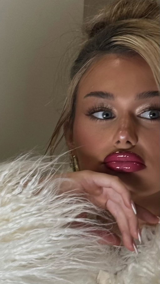 It’s red lip season <3 

PRODUCTS:
@maccosmetics liner in chestnut 
@anastasiabeverlyhills lip velvet in pomegranate 
@anastasiabeverlyhills diamond lip gloss in honey diamond 

#makeup #grwm #lipcombo