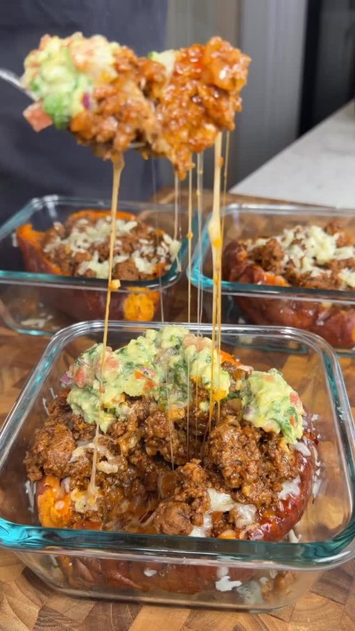 SAVE THIS ‼️ 4 meals in 1 HOUR Glazed Sweet Potato Loaded Taco Bowls for Meal Prep 🤯 (recipe 👇🏽)

Announcements:
✅ Cookbooks on my website! (Check’em out macros included!) 💪🏽 or comment “cookbook” and I’ll send it to you.
✅ New seasonings coming soon 👀 @spicexseasoning 

Macros per meal prep - guac NOT included (x4 meal preps): approx 675 calories | 52g P | 30g C | 39g F

For the sweet potatoes:
4 medium sized sweet potatoes 🍠 
3 tbsp Butter 🧈 
2 tbsp Brown sugar 
1 tsp Cinnamon 

Pierce sweet potato with a fork then Microwave butter, brown sugar, and cinnamon and brush over sweet potato.
Bake 350°F for 1 hour in oven safe meal prep containers

For the beef:
1 tbsp olive oil 🫒 
1 medium onion, diced 🧅 
2lb 90% lean ground bison 🦬 
2 tbsp @SpiceXseasoning taco BLAST 🌶️ 
2 tbsp tomato paste 🍅 
8 garlic cloves, minced 🧄 
1/2 cup water 💦 
1 tsp Hot Honey 🍯 (Optional)

Sautee onions for 2-3 mins on low heat then add ground beef

To assemble:
1/4 cup Freshly grated Monterrey Jack cheese per meal prep 🧀

Guacamole: (serve this on the side)
2 large Avocados 🥑 
1/2 medium Red onion, diced 🧅 
2 Tomato, diced 🍅 
1 Serrano, diced 🌶️ 
1/4 cup Cilantro, chopped 🌿 
1 Lime 🍋‍🟩

If you want weekly recipes and discounts straight to your email inbox every Sunday then comment “newsletter” 😌📧 
.
.
.
.
#icekarim #healthyrecipes #easyrecipes #mealprep #quickrecipes