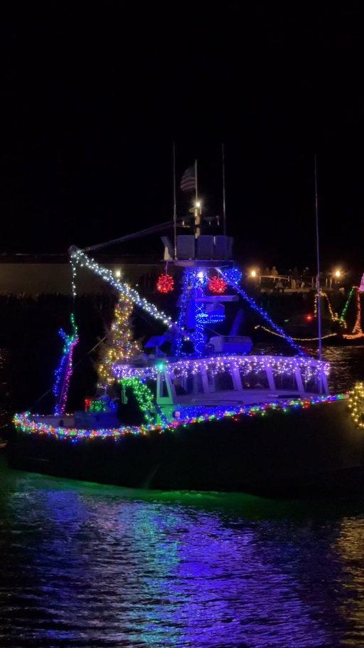 The Christmas Parade of Lights with BOATS! Portland, Maine really knows how to celebrate Coastal Christmas. Thank you @lukeslobster for hosting us for the boat parade. Great seats! Great lobster rolls. 🎄🦞