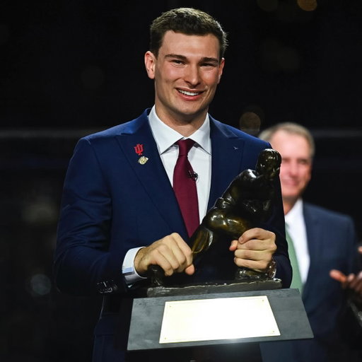 Your new Heisman winner and his trophy 🏆

#Heisman