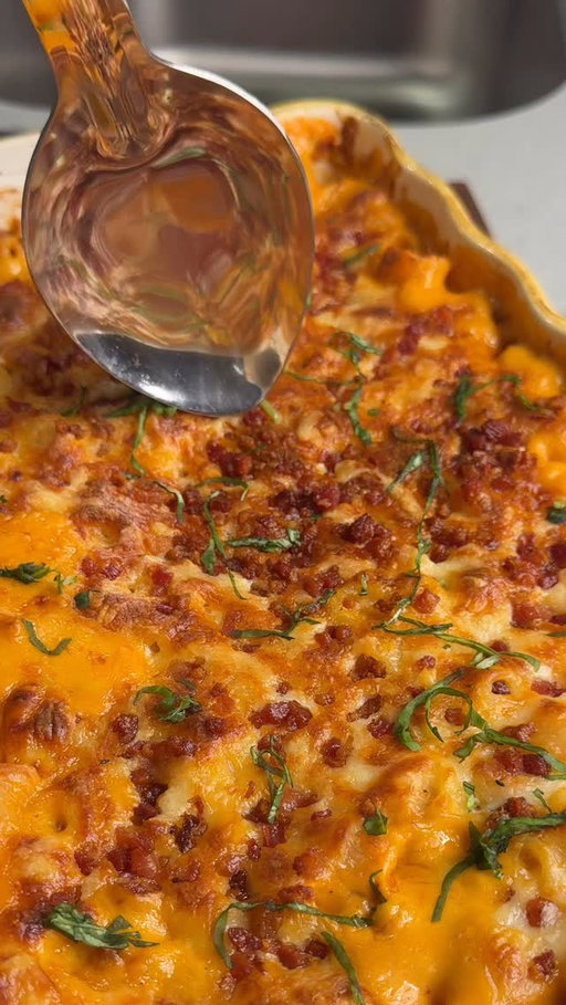 I’m not over this VODAK SAUCE MAC & CHEESE and you aren’t either 😭🔥

Comment “SAUCE” or “RECIPE” and I’ll send you the full recipe!!! 

https://alessandraciuffo.com/vodka-sauce-mac-cheese/