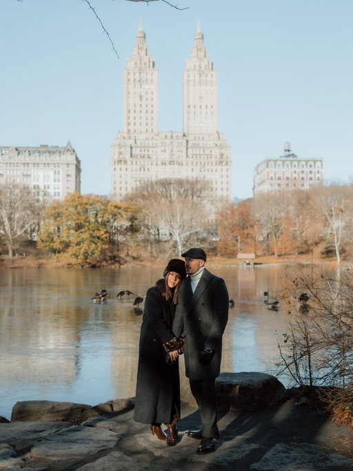 Love in Central Park 🤎
.
Cette série de photos si significative pour nous. Ce parc, j’avais si hâte de le parcourir avec mon mari. On a dû s’y promener quasi tous les jours, en refaisant le monde ou en silence, juste en regardant tout de qu’il se passait autour de nous. Ce calme déconcertant au coeur du brouahaha new-yorkais… 
.
Photos par l’incroyable @adelaidechantilly