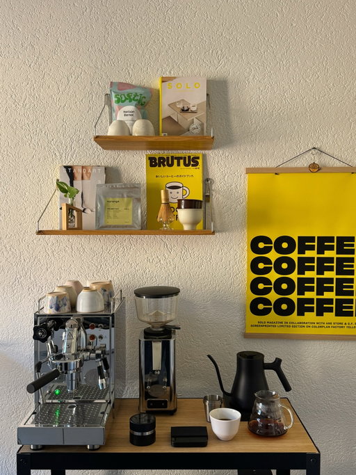 nothing beats the smell of espresso and fresh sheets ☕️✨
.
.
.
.
#boyapartment #boyandgirlapartment #apartmenttherapy #interiordesign #homedecor #homeaesthetics #homevibes