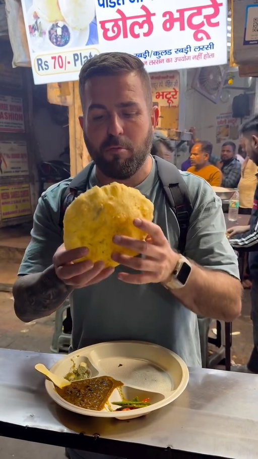 Probando comida callejera en las calles de la India 🇮🇳

Gracias @flytravelgoo por hacer esta experiencia posible y llevarme a este rincón del mundo ❤️

#india #comidacallejera #delhi