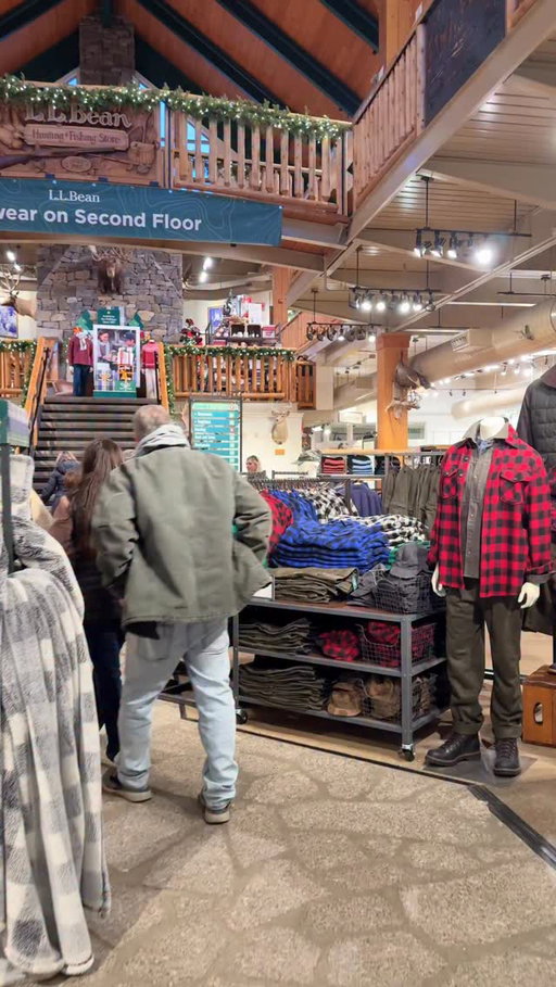 busy time uh year ovah ta @llbean so i figured i’d give um a hand with the customah service #BeanOutsider #LLBeanpartner #sponsored