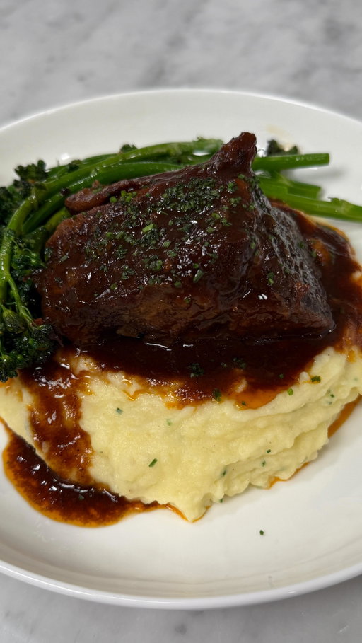 Braised Short Ribs with Chive Mashed Potatoes and Broccolini. A warm comfort meal perfect for the holiday season. 

#food #easyrecipe #holiday #foodie