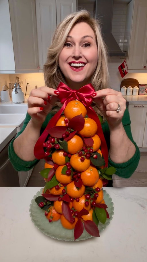 So Magical 🍊
Beautiful Holiday Display 
•foam craft cone 
•mandarins 
•toothpicks 
•berries and greenery