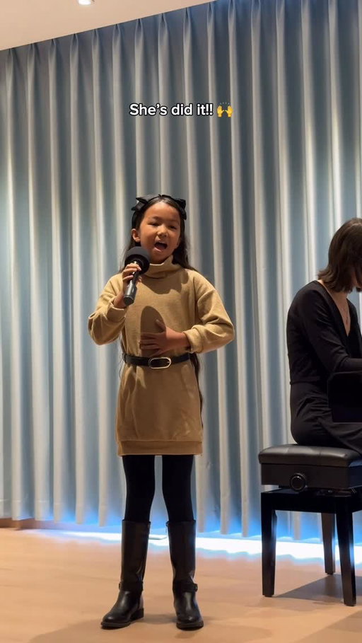 Harper’s singing debut! 🤗❤️🎶

Harper has always enjoyed singing and this was her first time performing. She was super nervous but then she got through it! 

#annietomorrow #annie #tomorrow