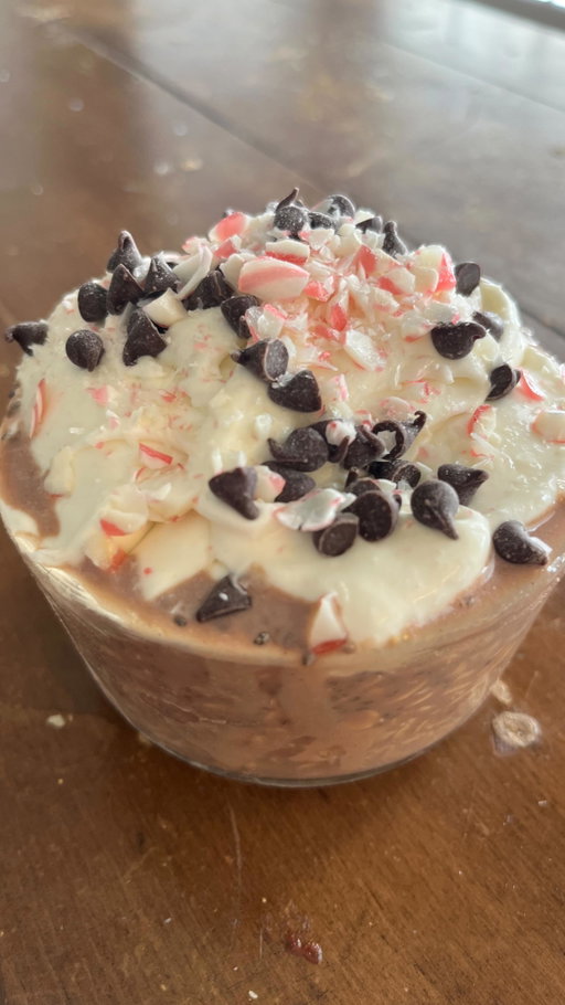 Peppermint Bark Protein Overnight Oats❤️

2 tablespoons @nugonutrition chocolate protein powder
1/2 cup gluten-free oats
1/3 cup unsweetened vanilla almond milk 
1/4 teaspoon peppermint extract (or sub vanilla extract)
pinch of pink salt (or sea salt)
1 tablespoon chia seeds
homemade whipped cream OR vanilla yogurt, for topping
1 tablespoon mini chocolate chips 
1 tablespoon crushed candy cane @yumearth is dye-free

add oats, chocolate protein powder, peppermint (or vanilla) extract, almond milk, chia seeds and salt in a small bowl. whisk to combine. 

cover and refrigerate overnight. 

remove from fridge and top with homemade whipped cream or vanilla yogurt (for xtra protein), garnish with mini chocolate chips and crushed candy cane.

enjoy!!

follow for more simple recipes🫶🏼

#momprenuer #momlifebelike #glutenfreerecipes #overnightoats #proteinrecipe #peppermint #holidayrecipes #christmas2025 #healthyish #glutenfreetreats