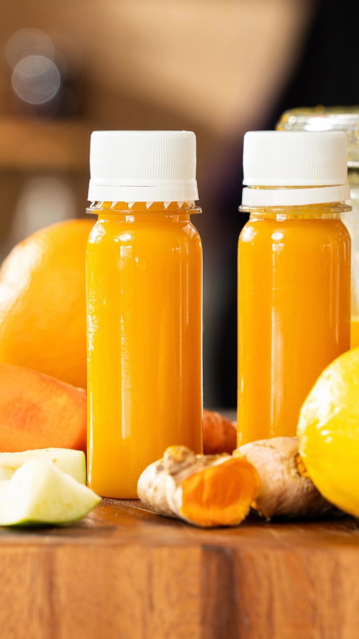Save this recipe to your “Wellness” collection!
•
Here’s what you need: 
3/4 cup fresh turmeric 
1 cup fresh ginger
2 granny smith apples
3 oranges
1 large carrots
2 lemons, juiced
1 tbs peppercorns
pinch of sea salt
2 1/2 cups water
•
Save this one folks! And comment “Recipe” to have the full recipe sent to you!
