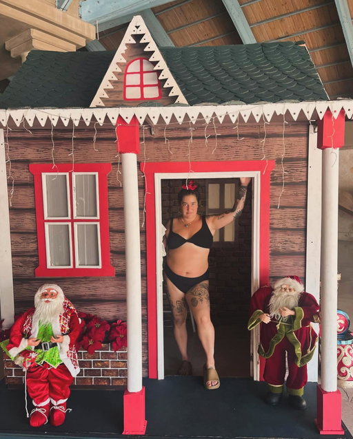 Je ne me suis jamais assumée physiquement. Même si c’est ce que je dégage. Mon ami m’a dit de poser dans la cabane du père Noel. Il trouvait ça beau. Ma face se moque un peu de son compliment que je ne prend pas au sérieux, je ne m’assume pas. Cette photo n’est pas pour me faire dire que je suis belle. Cette photo représente le courage que j’ai de dire publiquement : vous avez le droit en esti d’être pas bien dans votre corps, mais criss, faut pas se prendre au sérieux. On a tous une même destination,6 pieds sous terre. Pis pendant qu’on est vivant, faut juste focuser ( le plus souvent possible ) sur rire de nos complexes plutôt que les pleurer. Joyeux Noël. Pis bonne fucking année. Merci @c_cedric_patterson de me trouver belle pour vrai. Ça m’aide à y croire. Ps ; je ne suis pas à la place Longueil, je suis dans le Sud. Merci @rosalievaillancourt de me questionner là-dessus .