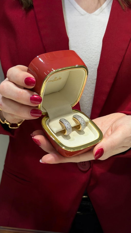 A little more brilliance for the ones you hold close. Pomellato Iconica earrings in sculpted gold and diamonds, crafted to make a statement all holiday season long.

Discover Pomellato at La Mine d’Or.

Un peu plus d’éclat pour ceux que vous gardez près de votre cœur. Les boucles d’oreilles Pomellato Iconica, en or sculpté et diamants, façonnées pour affirmer votre style tout au long de la saison des fêtes.

Découvrez Pomellato chez La Mine d’Or.