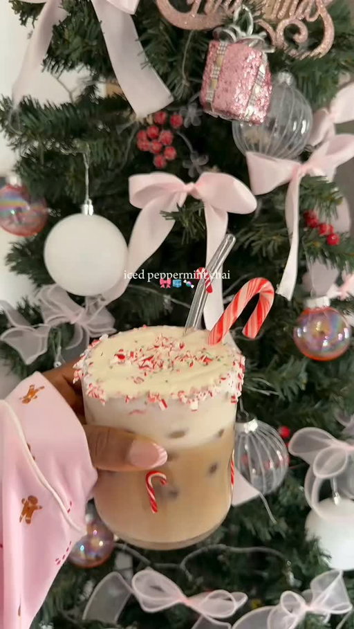 A holiday sip you’ll want on repeat 🫶✨
@lifethru.angie took TAZO Classic Chai, added peppermint creamer + peppermint cold foam, and finished it with the cutest candy-cane rim! Cold, cozy, and very, very festive ❄️🎄

#TazoTea #PeppermintChai