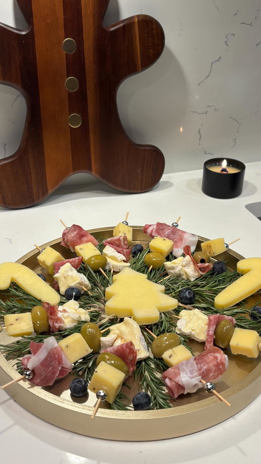 Teaming up with @wholefoodscanada to build the coziest holiday wreath charcuterie using some of my favourite seasonal cheeses from their 12 Days of Cheese sale! 🧀✨

Featuring Isigny Ste Mere Bonhomme Brie, Kerrygold Kilaree Cheddar & Klare Melk truffle Gouda — all found in-store in the Specialty department.

Save 30% during the 12 Days of Cheese sale, until December 24. 🎄🤍

I paired these cheeses with Raincoast Crisps Cranberry Crackers, Catherine’s Red Pepper Jelly, Mclean Meats Dry Cured Prosciutto, Roots Organic Rosemary, Divina Olives Marinated with Sicilian Herbs, Black Forest Meats Genoa Sliced Salami and Blueberries (all of which can also be found at Whole Foods Market Canada).

Let us know in the comments below if you would try this recipe for the holidays! ✨

Valid December 13-24, 2025. In store only. Restrictions may apply. See in store for details.

#WFMPartner #HolidayRecipes #CozyContent #ChristmasRecipes #ChristmasVibes #EasyRecipes #CozyAesthetic #ChristmasAesthetic