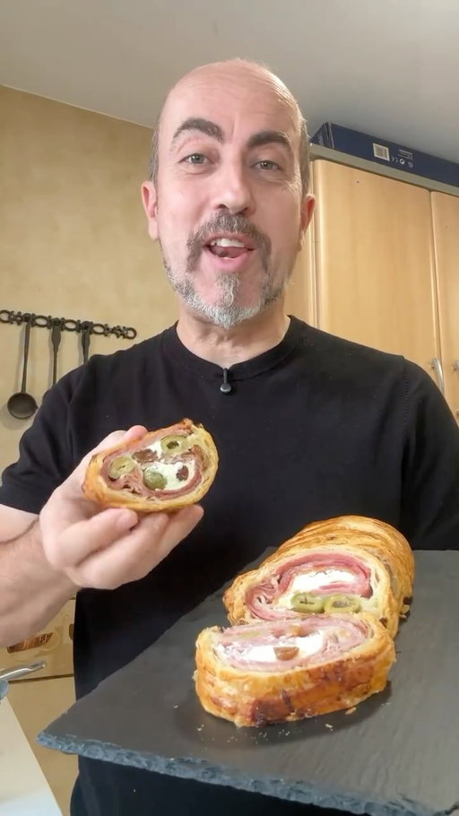 Un riquísimo pan de jamón Venezolano!😋
Sorprende esta navidad a tu familia con esta receta tradicional de Venezuela que es rápida, muy fácil de hacer y encima queda riquísima. Un brazo de hojaldre muy crujiente con un relleno jugoso lleno de sabor, más fácil y rico imposible… ¡éxito seguro estas fiestas ya me lo dirás!
•
INGREDIENTES:
1 plancha de hojaldre
400 grs. jamón york braseado
150 grs. queso crema
8 lonchas bacon
20 aceitunas verdes sin hueso
Un puñadito de pasas
2 cs. panela
1 huevo (para pintar el pan)
•
Extiéndela plancha de hojaldre sobre la bandeja del horno. Coloca las lonchas de jamón york braseado cubriendo dos terceras partes del hojaldre, encima de éstas pon las lonchas de bacón. Coloca el queso crema en uno de los extremos, las aceitunas sin hueso y pasas de forma aleatoria y, por último, espolvorea la panela por encima.
•
Con la ayuda del papel de horno, enróllalo sobre sí mimo hasta dejar a la vista la parte de hojaldre que no tiene relleno, córtala en tiras y ve montando por encima del rollo de hojaldre a modo de trenzado como ves en el vídeo. Pincélalo con huevo batido para que coja un bonito color dorado y hornea a 180º durante 45 mins.