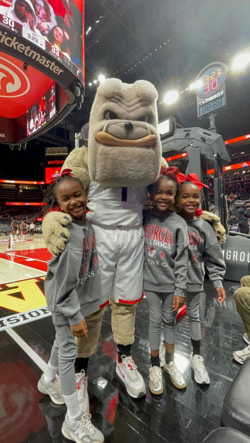 did you catch us on ESPN though? 🏀 👀 @holiday_hoopsgiving  was fun, even better courtside! @thehalalguys did there thing with this one 🔥 

We grabbed some goods from #thehalalguys in Atl, yall have to check them out! Tell them the Palimore sent ya 🫶🏾 

#hoopsgiving #holidaysports #uga #georgiabulldogs #courtside #statefarm