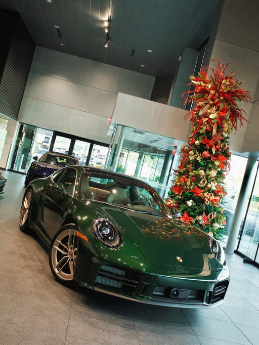 We know that a 911 is on your Christmas list👀🎄