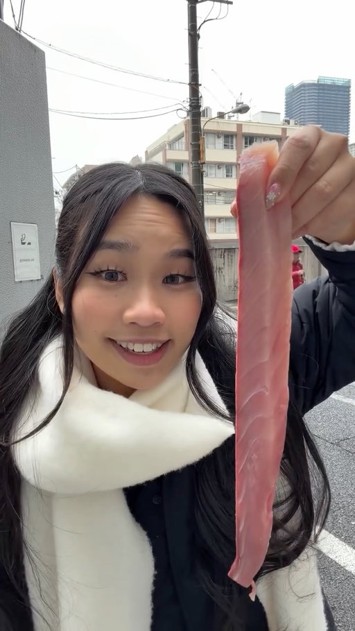 How many bites to eat this #sushi IN JAPAN?? 👀🐠 #japan #tokyo #japanfood