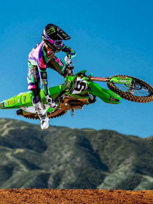 22 years with a green bike underneath me! To put it bluntly—I’d run through a brick wall for Kawasaki and the people there. They’ve always had my back, and it’s an honor to continue to represent a brand I truly believe in. Let the good times roll, and cheers to the next 22 💚 @racekawasaki