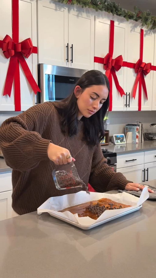 #ad There’s something so sweet (no pun intended) about slowing down in the kitchen this time of year. Made Christmas Crack with @kerrygoldusa and packaged it up to share with my neighbors🤍✨