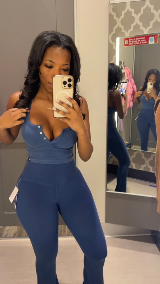 Y’all write “JoyLab” to get these new pieces from the drop! I was like add to cart immediately! This set is perfect to sit around the house, airport look, run errands etc! It’s super comfy lots of stretch. I have on a size small bottom and XS top! I’m 5’2 and 136lbs! 

#airportoutfit #targetstyle #mytargetstyle @targetstyle #reels #afforɗablefashion #loungwear #activewearfashion