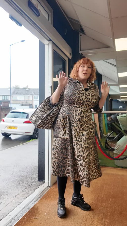Back in my second trimester I went home to Bolton trying on prams — a very different kind of catwalk, but I think I nailed it 🐝

Ended up at @cosatto — Bolton born and now global, making prams, carriers and car seats that are genuinely beautiful, smart and built for real life.
We left fully kitted out, very grateful… and fully committed to the fox design, which has now become a bit of a theme in our lives 🦊

Only the best comes out of Bolton 💛
