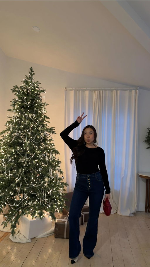 ps: you don’t have to wear a dress for the holidays, a cute pair of jeans and accessories work too ✨ holiday outfit inspo day 7 !! 

top and jeans from @commense.official 
earrings from @ysl 
shoes @chanelofficial 
bag @newbottega 

#holidayoutfit , casual holiday outfit, casual holiday outfit inspo , style influencer