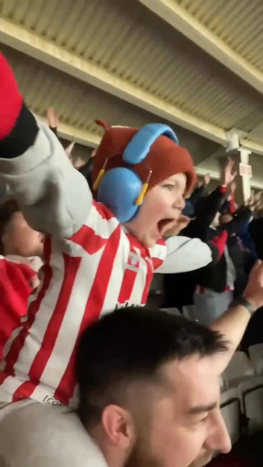We’re obsessed with this young fan singing Wise Men Say ❤️🔊