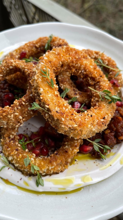 5 golden sesame aubergine rings with jammy harissa aubergines on a creamy yoghurt. Something a little different for festive tables ✨

This one is a WINNER for me. It hits a whole load of notes - savoury and nutty from the sesame, sweet and smoky from the harissa aubergine and super creamy from the base (whichever you choose to go with). It’s just a nice break from relentless roasts and is the perfect snack to serve your guests this season!

Full recipe in bio ✨
