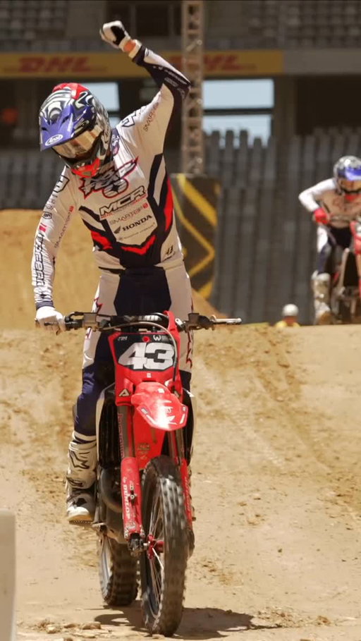 Cullin Park is a man true to his word 😅

Chequered flag fender slap! 🤘

#worldsupercross #supercross