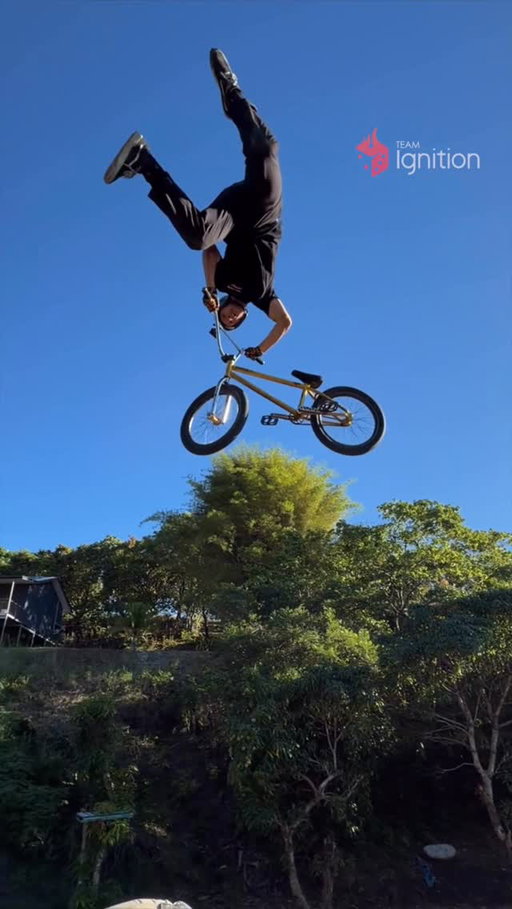 Been dreaming of this one for a while now!👊🏼
World First 360 Double Down Whip to Kickless on BMX. @teamignitionofficial #teamignition